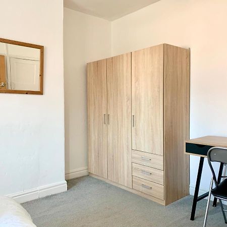 Cheerful 2 Bedroom Residential Home - Free Parking Leeds  Ngoại thất bức ảnh