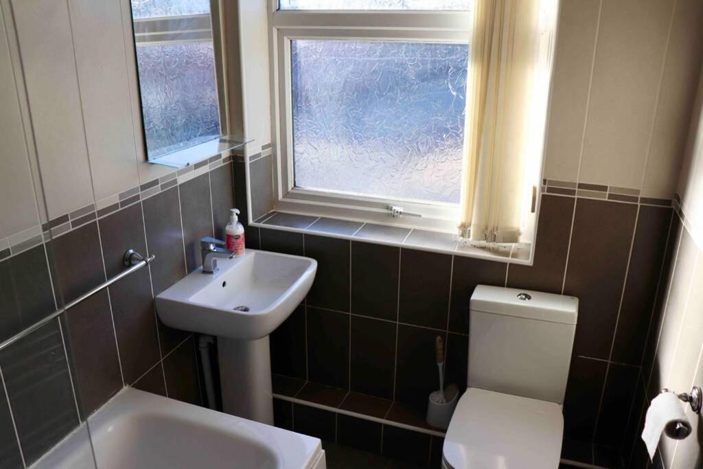 Cheerful 2 Bedroom Residential Home - Free Parking Leeds  Ngoại thất bức ảnh