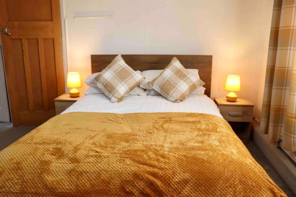 Cheerful 2 Bedroom Residential Home - Free Parking Leeds  Ngoại thất bức ảnh