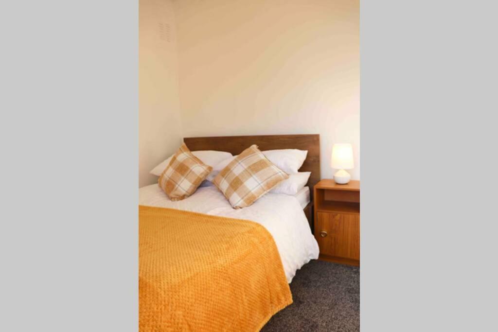 Cheerful 2 Bedroom Residential Home - Free Parking Leeds  Ngoại thất bức ảnh