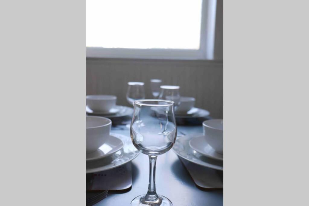 Cheerful 2 Bedroom Residential Home - Free Parking Leeds  Ngoại thất bức ảnh