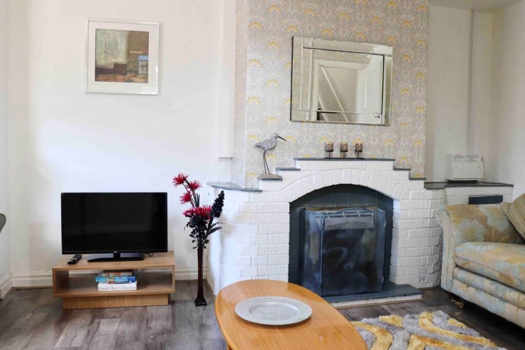 Cheerful 2 Bedroom Residential Home - Free Parking Leeds  Ngoại thất bức ảnh