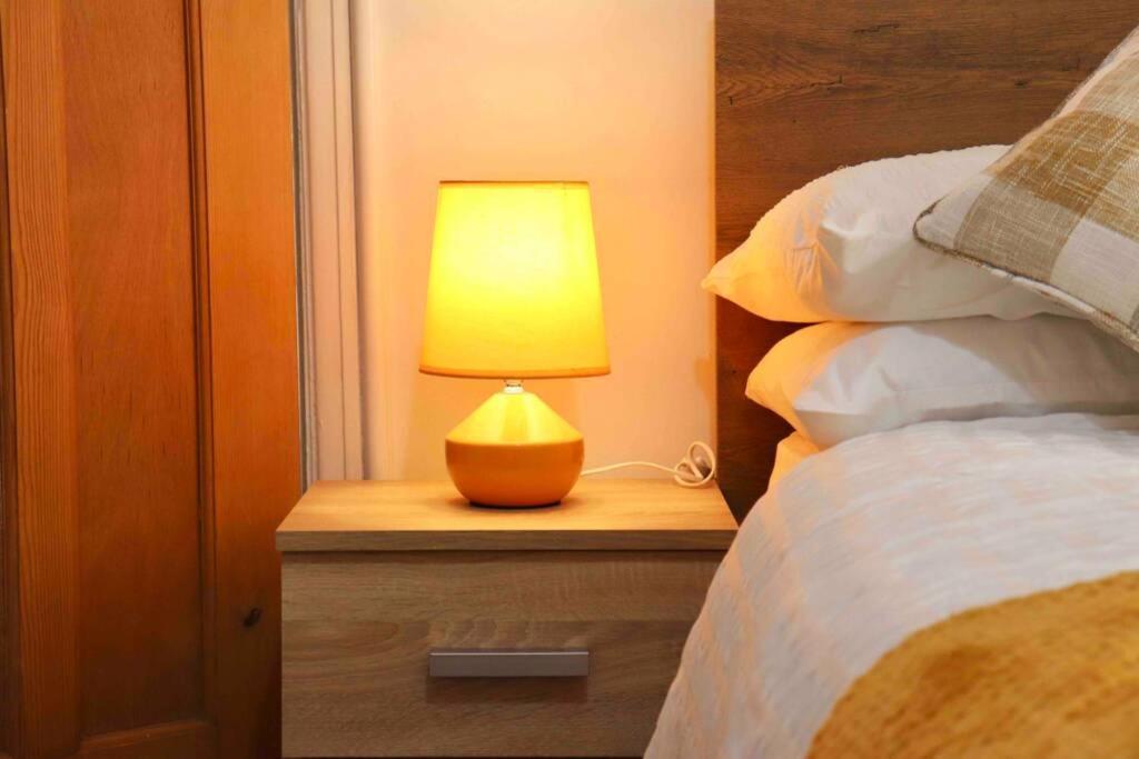 Cheerful 2 Bedroom Residential Home - Free Parking Leeds  Ngoại thất bức ảnh