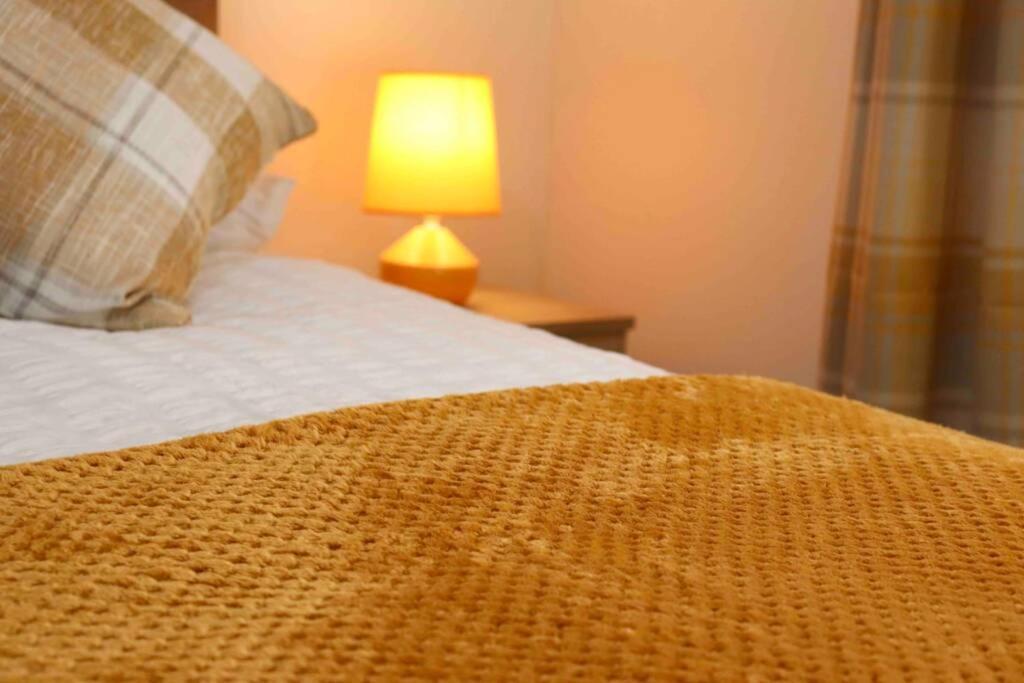 Cheerful 2 Bedroom Residential Home - Free Parking Leeds  Ngoại thất bức ảnh