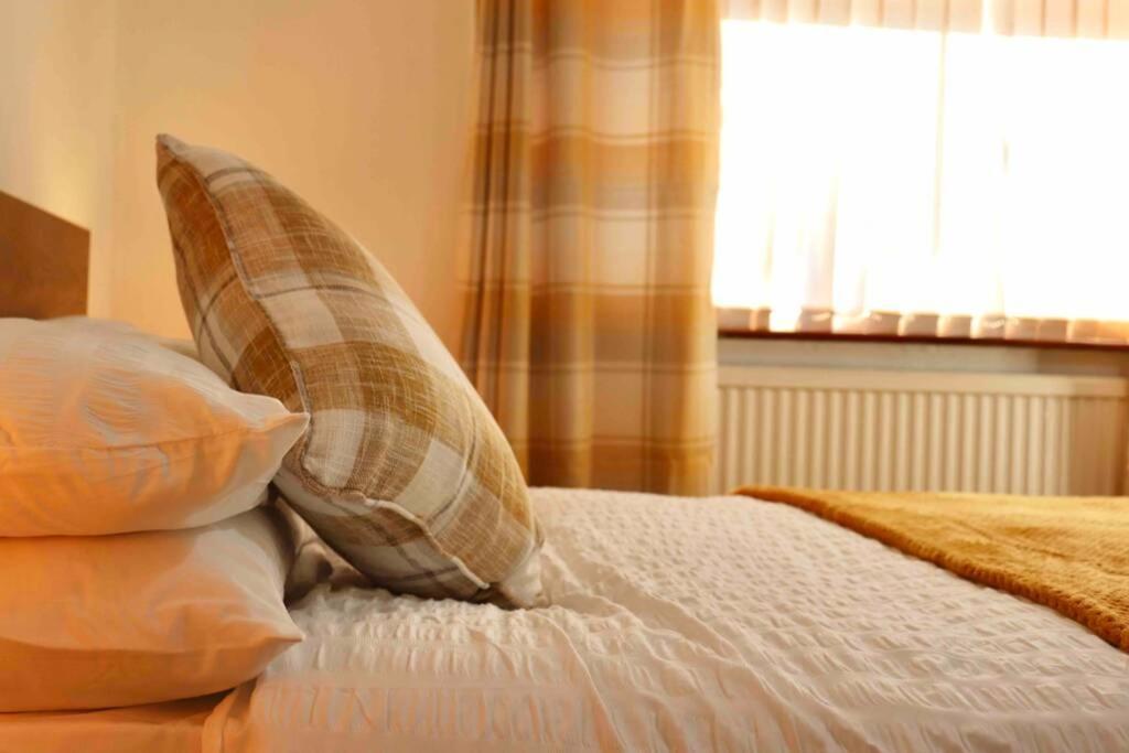 Cheerful 2 Bedroom Residential Home - Free Parking Leeds  Ngoại thất bức ảnh
