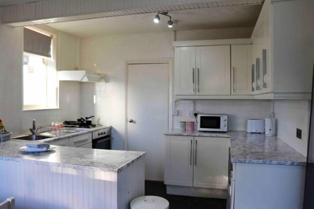 Cheerful 2 Bedroom Residential Home - Free Parking Leeds  Ngoại thất bức ảnh