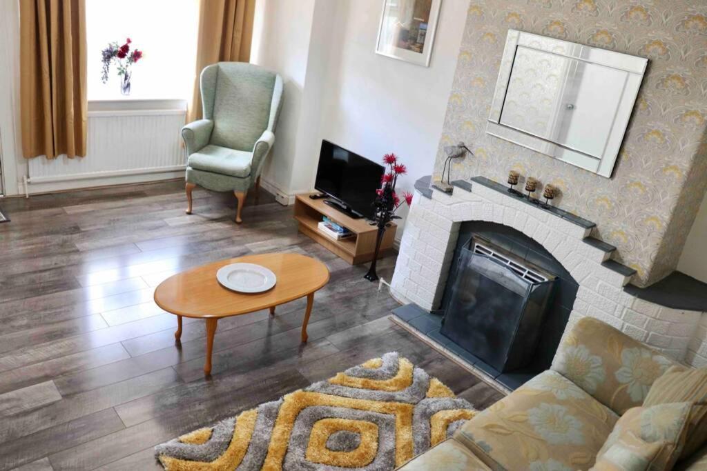 Cheerful 2 Bedroom Residential Home - Free Parking Leeds  Ngoại thất bức ảnh