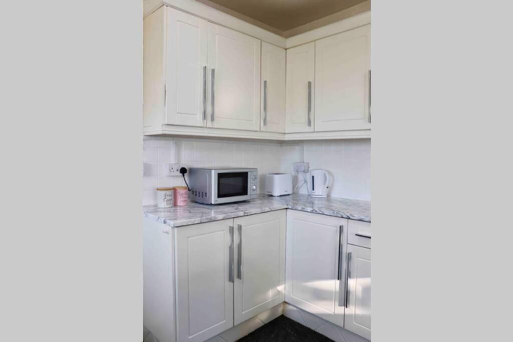 Cheerful 2 Bedroom Residential Home - Free Parking Leeds  Ngoại thất bức ảnh