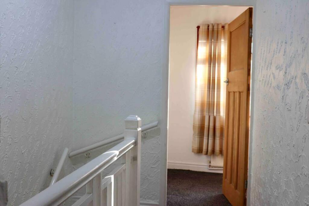 Cheerful 2 Bedroom Residential Home - Free Parking Leeds  Ngoại thất bức ảnh