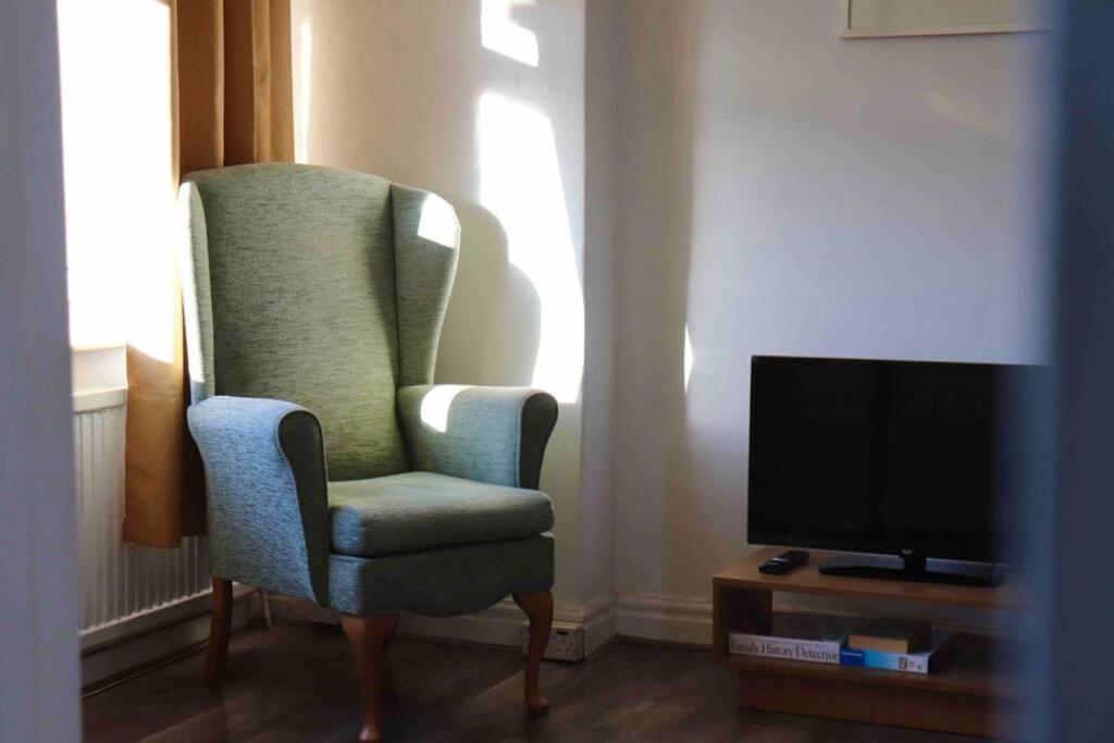 Cheerful 2 Bedroom Residential Home - Free Parking Leeds  Ngoại thất bức ảnh