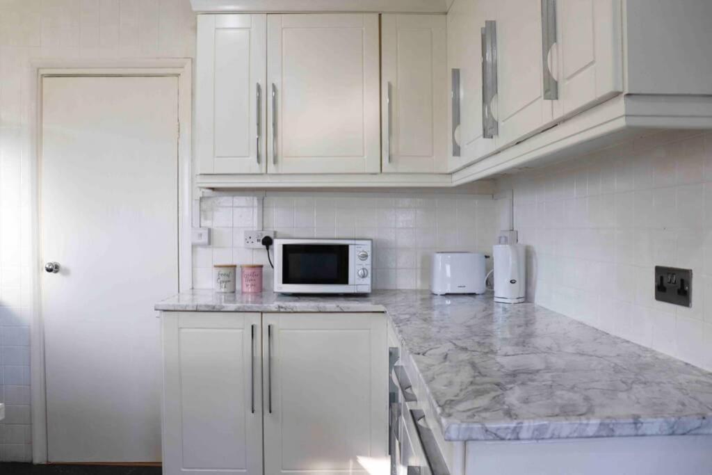 Cheerful 2 Bedroom Residential Home - Free Parking Leeds  Ngoại thất bức ảnh
