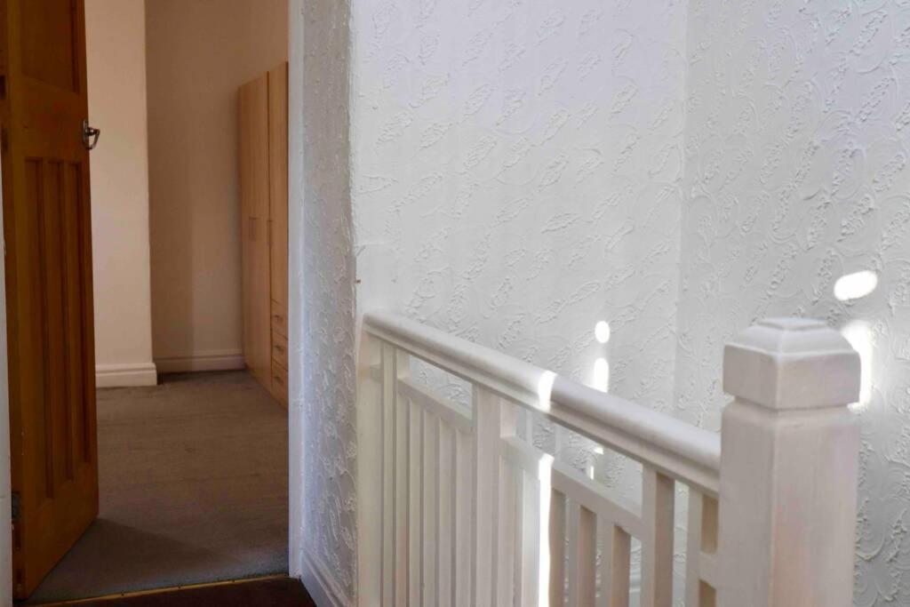 Cheerful 2 Bedroom Residential Home - Free Parking Leeds  Ngoại thất bức ảnh