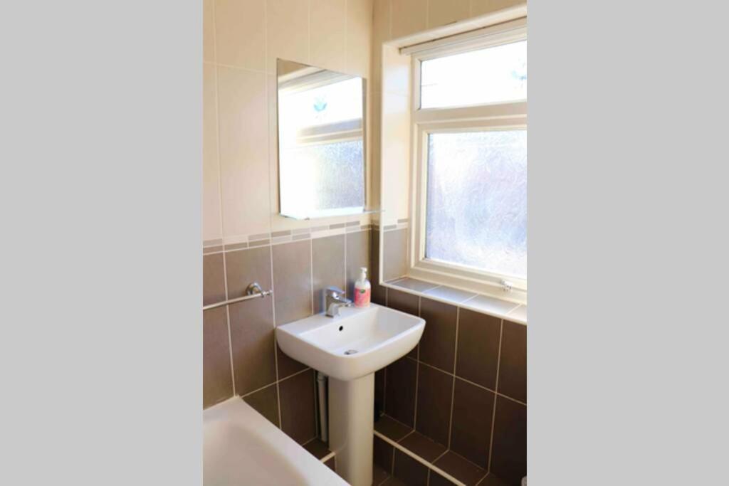Cheerful 2 Bedroom Residential Home - Free Parking Leeds  Ngoại thất bức ảnh