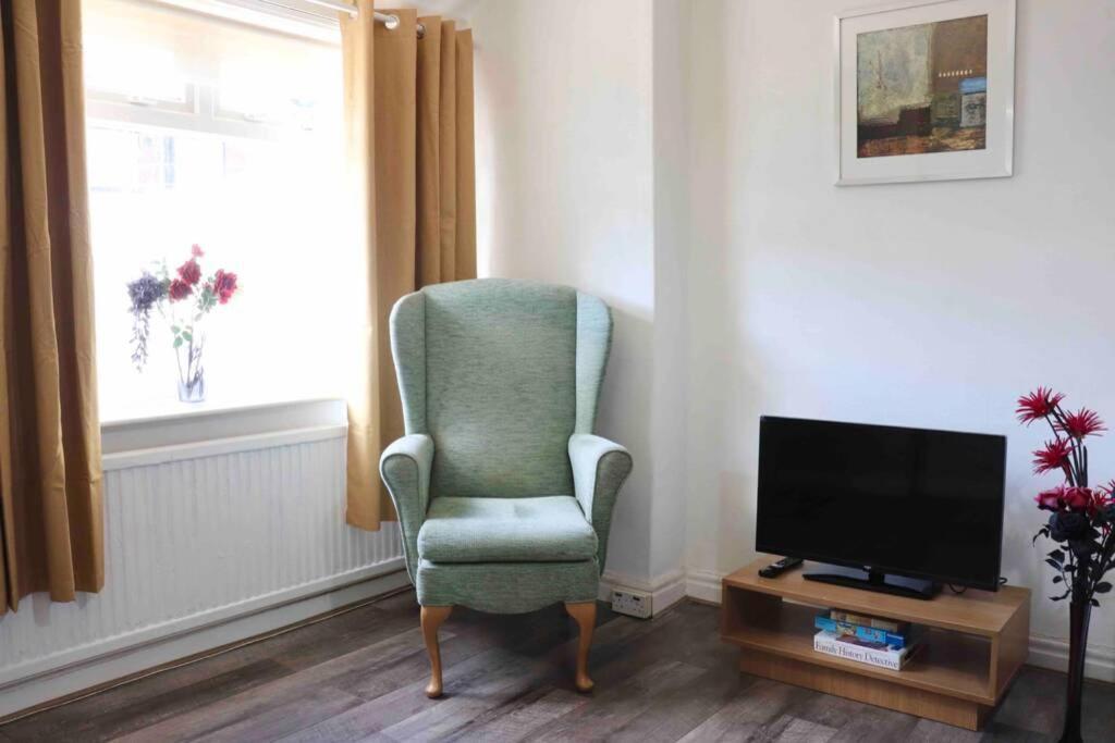 Cheerful 2 Bedroom Residential Home - Free Parking Leeds  Ngoại thất bức ảnh