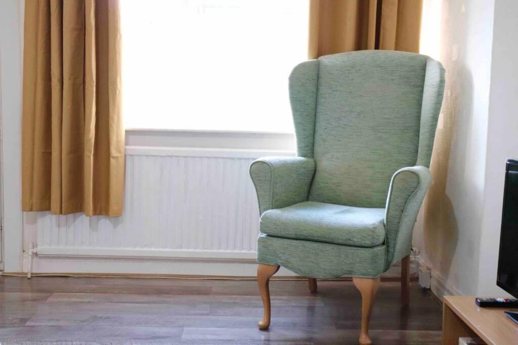 Cheerful 2 Bedroom Residential Home - Free Parking Leeds  Ngoại thất bức ảnh