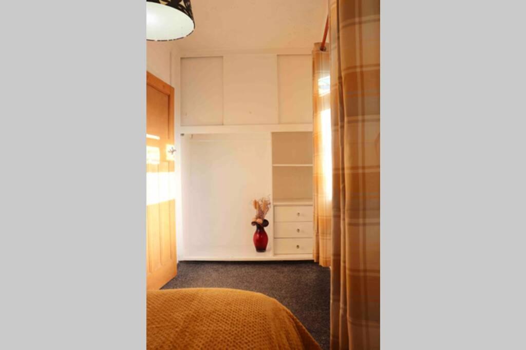 Cheerful 2 Bedroom Residential Home - Free Parking Leeds  Ngoại thất bức ảnh