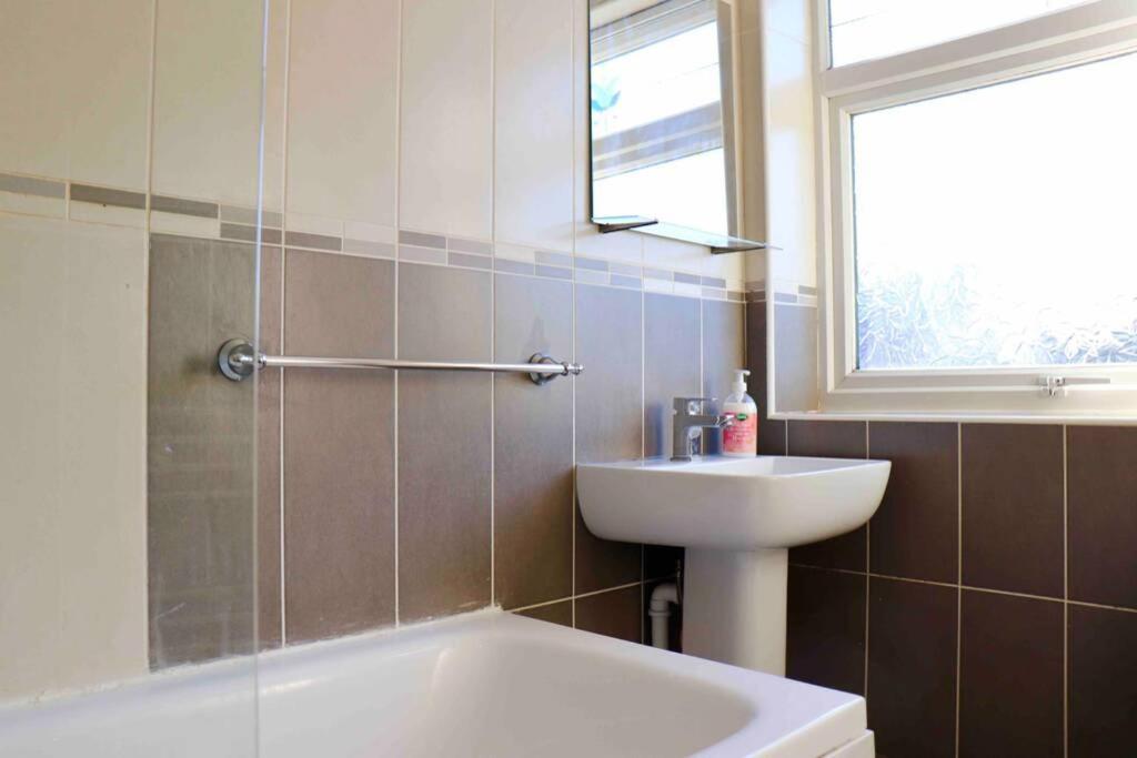 Cheerful 2 Bedroom Residential Home - Free Parking Leeds  Ngoại thất bức ảnh