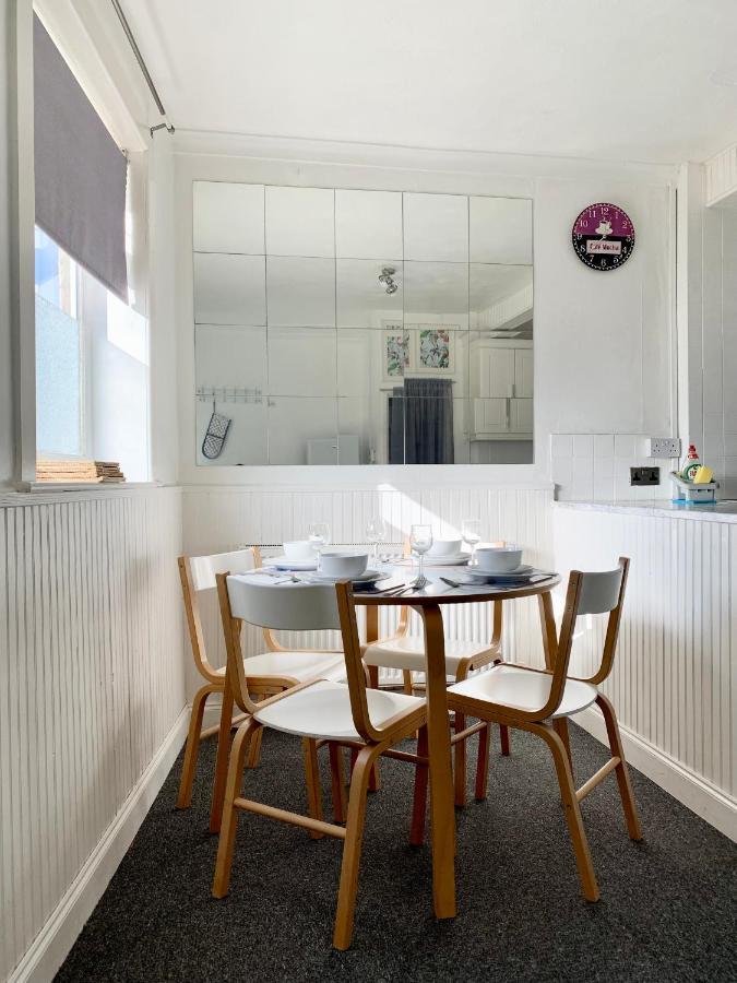 Cheerful 2 Bedroom Residential Home - Free Parking Leeds  Ngoại thất bức ảnh