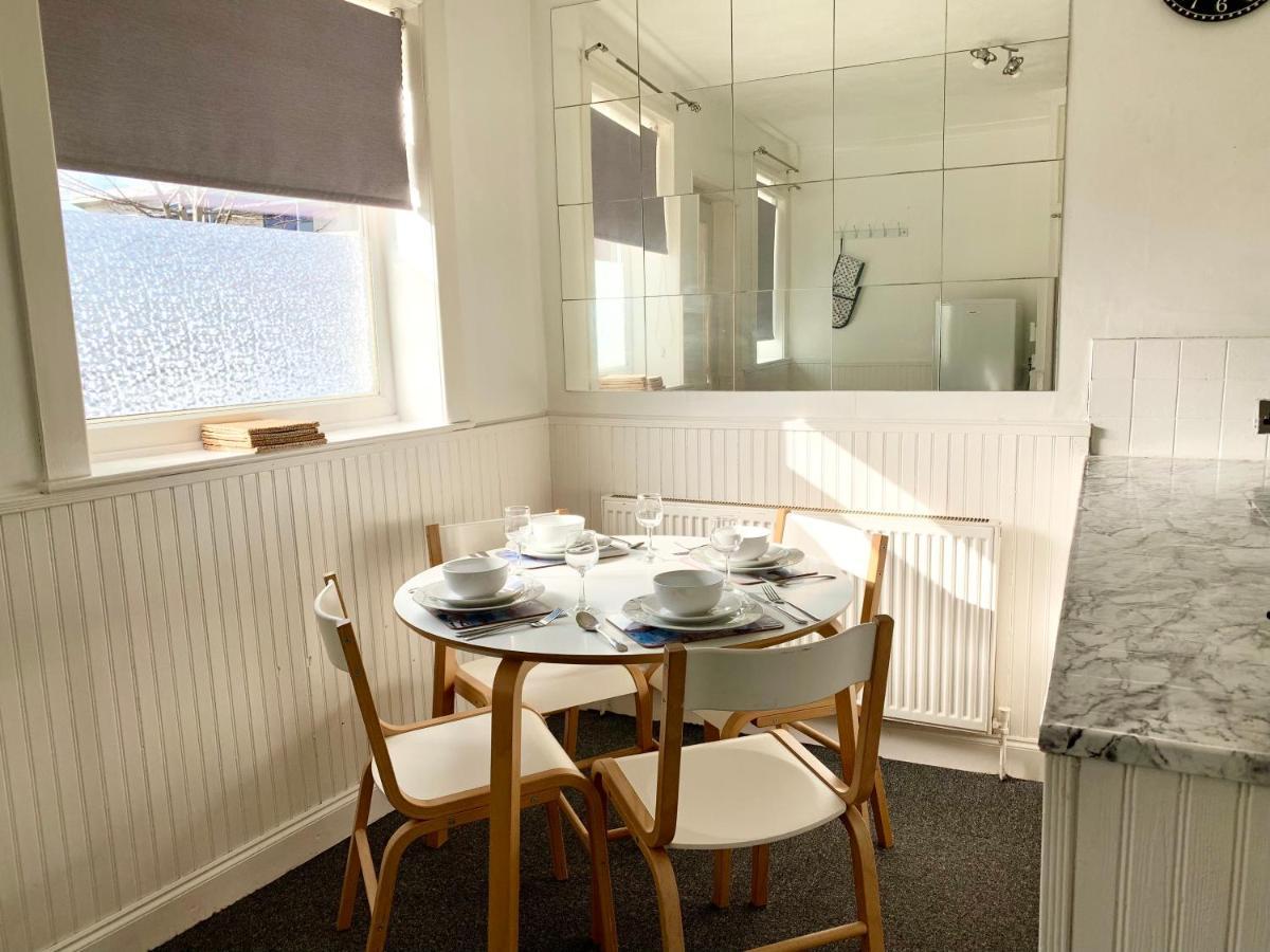 Cheerful 2 Bedroom Residential Home - Free Parking Leeds  Ngoại thất bức ảnh